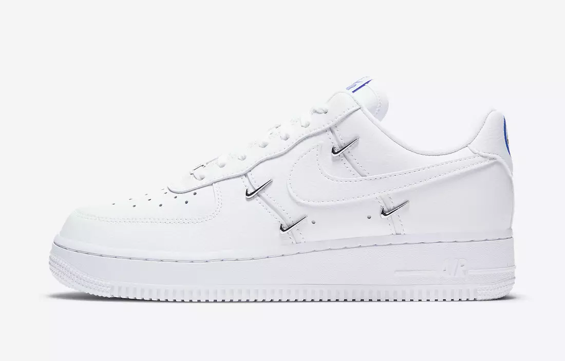 Ten model Nike Air Force 1 LX jest wyposażony w mini chromowane logo Swooshe