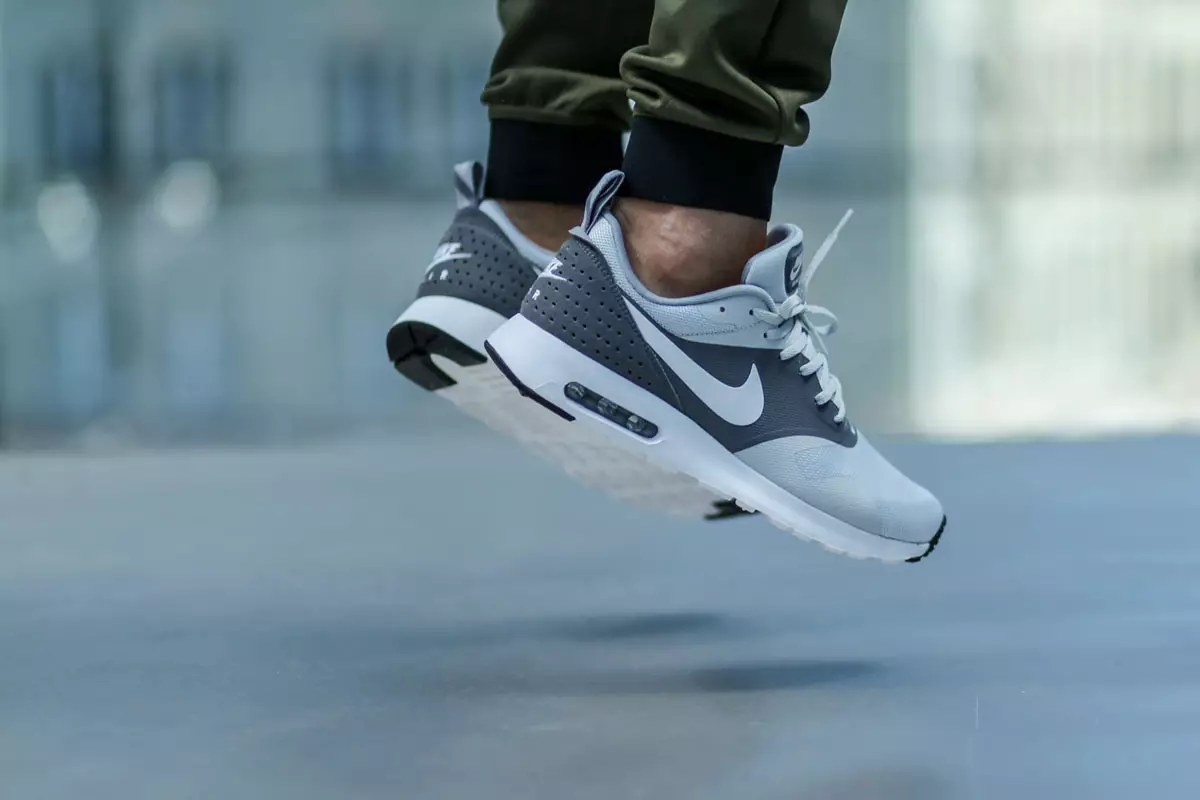 Nike Air Max Tavas Essential platino puro