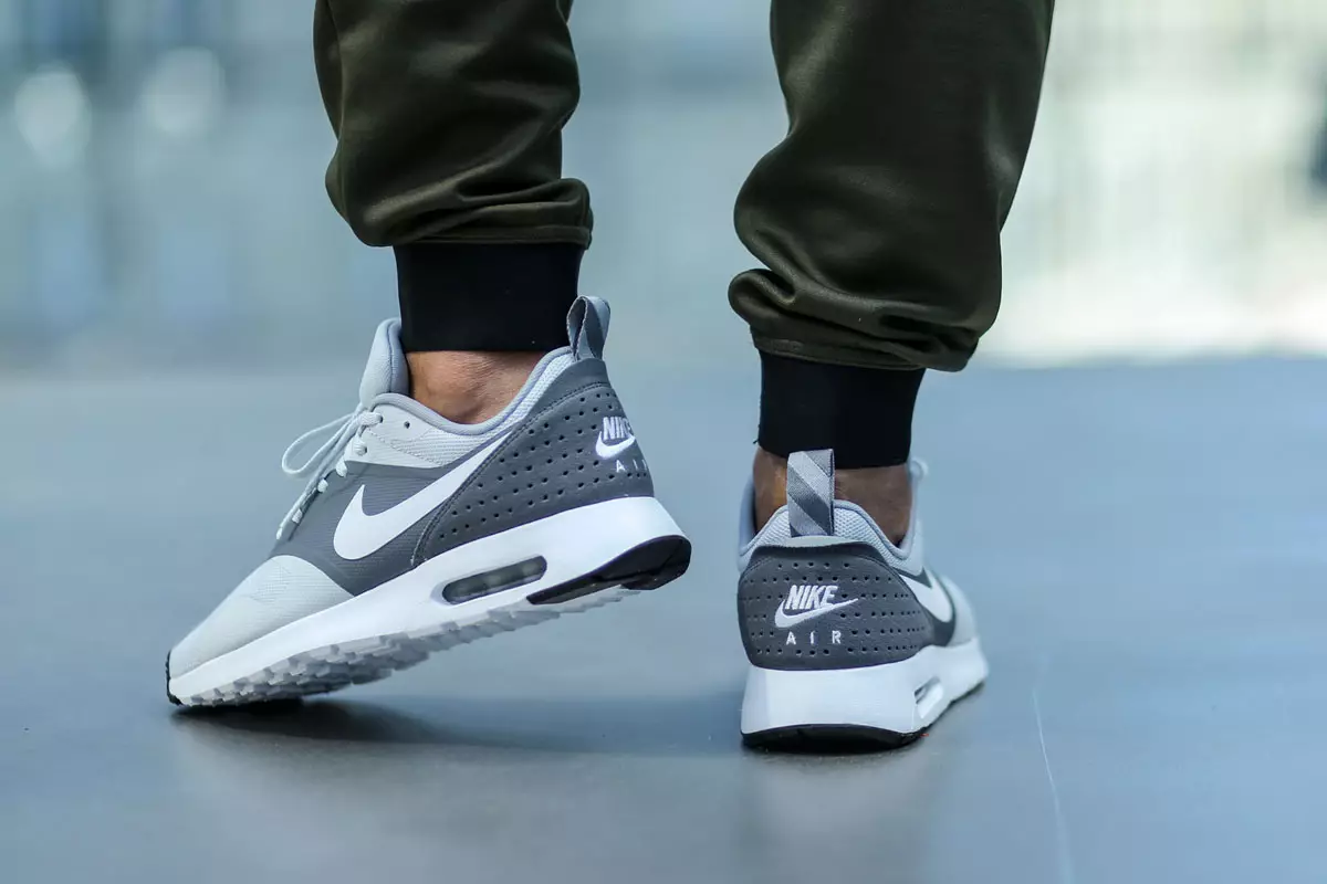 Nike Air Max Tavas Essential Pure Platinum — новейшая цветовая гамма, выпущенная в рамках линейки Nike Air Max Spring/Summer 2015. Доступно сейчас на