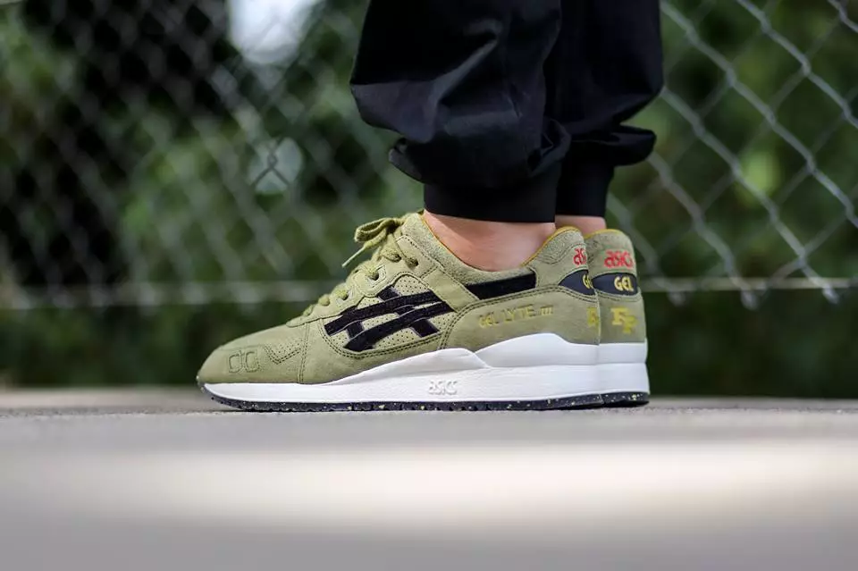 Squad Footpatrol x ASICS Gel Lyte III auf Füßen