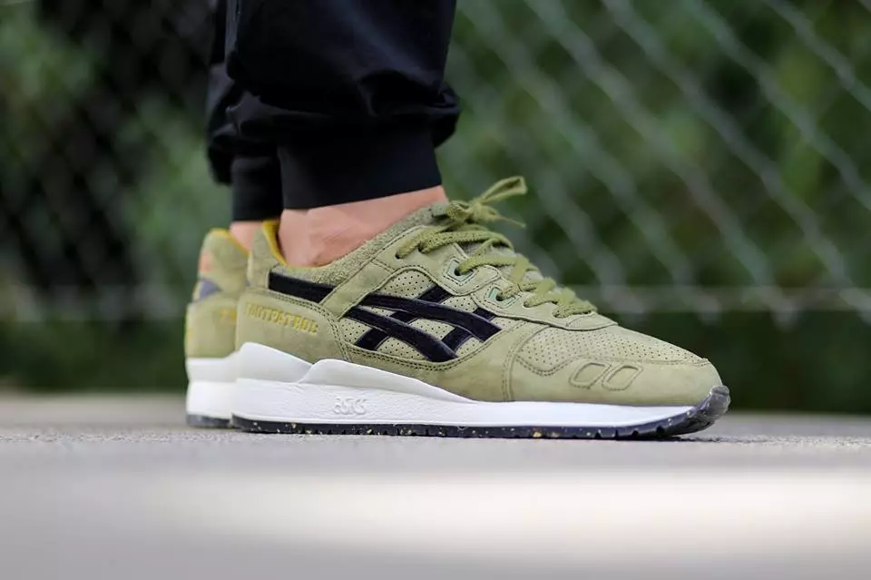 Squad Footpatrol x ASICS Gel Lyte III sur les pieds