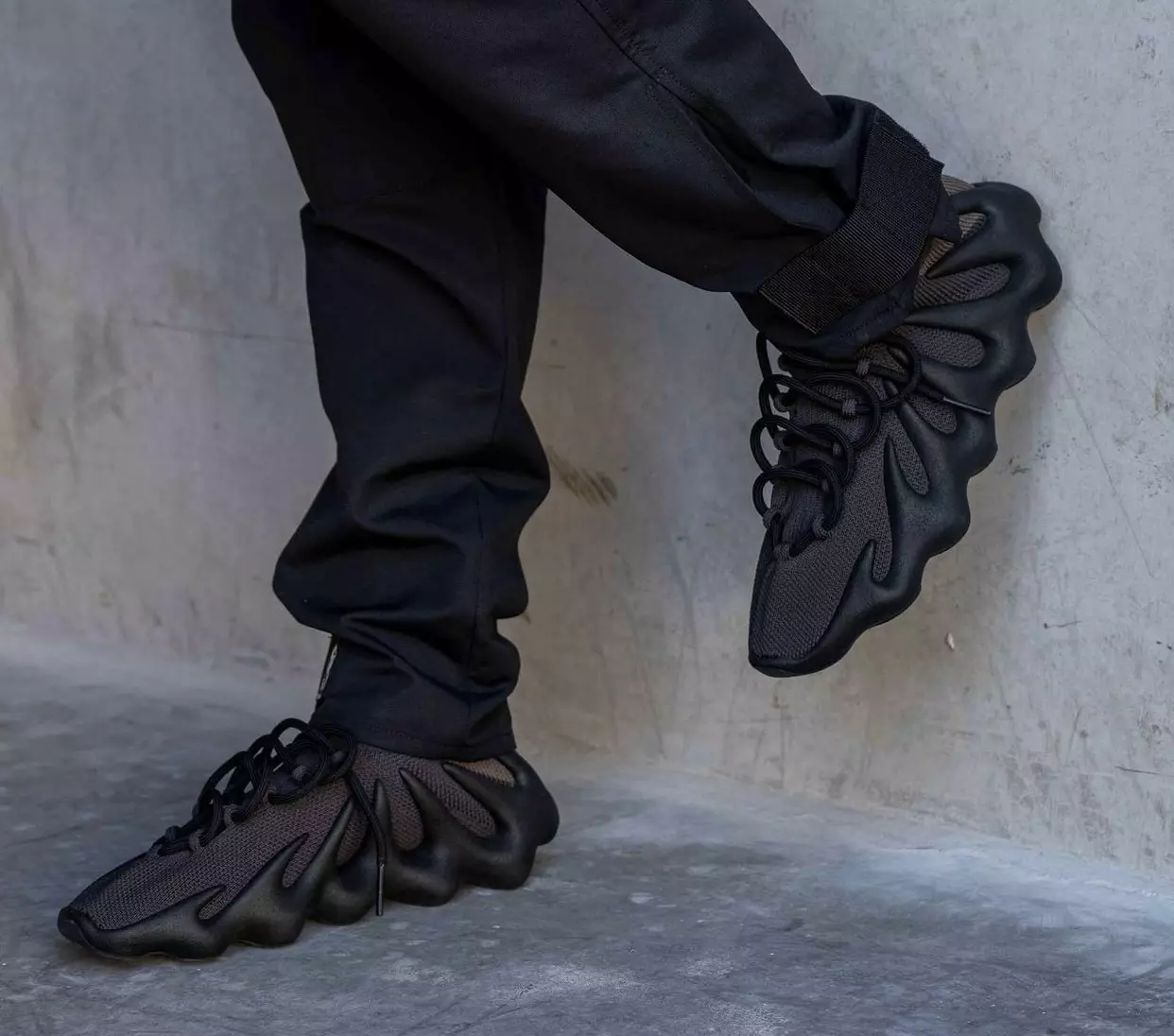 آدیداس Yeezy 450 Dark Slate On-Feet