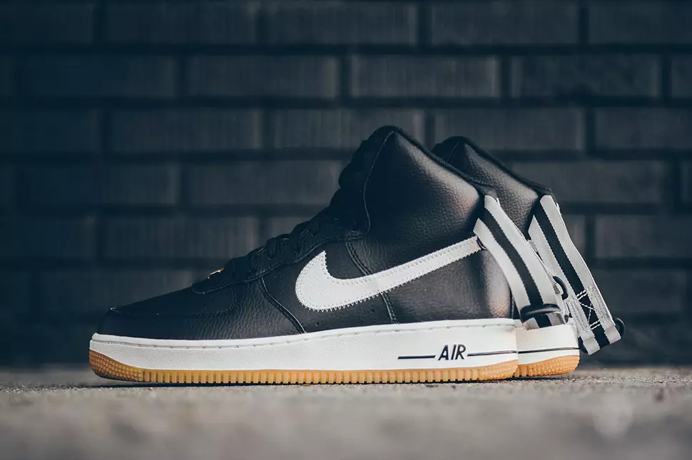 “Gam Hitam” Tinggi Nike Air Force 1