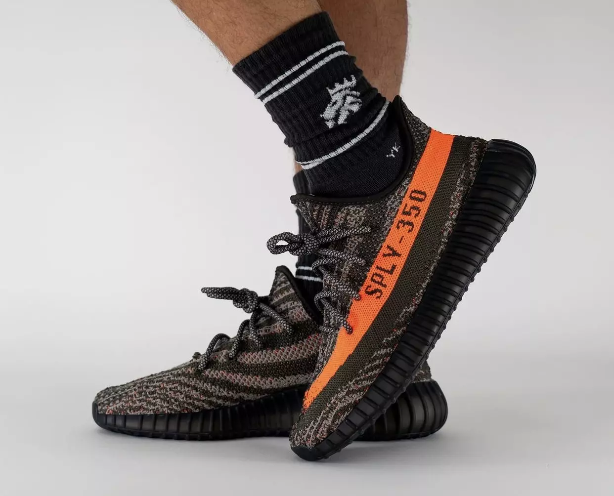 adidas Yeezy Boost 350 V2 Dark Beluga Datum izlaska On-Feet