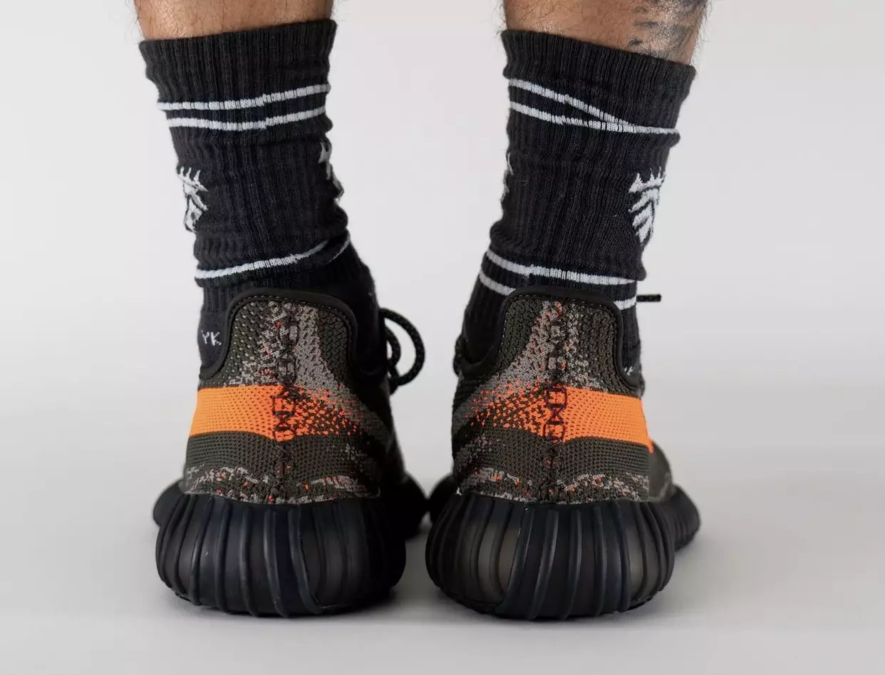 Adidas Yeezy Boost 350 V2 Dark Beluga išleidimo data ant kojų
