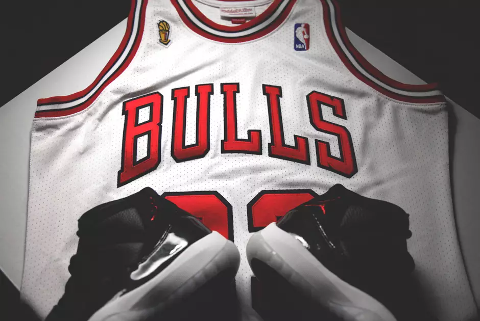 Mitchell Ness Michael Jordan 72-10 Bulls Jersey Air Jordan ၁၁