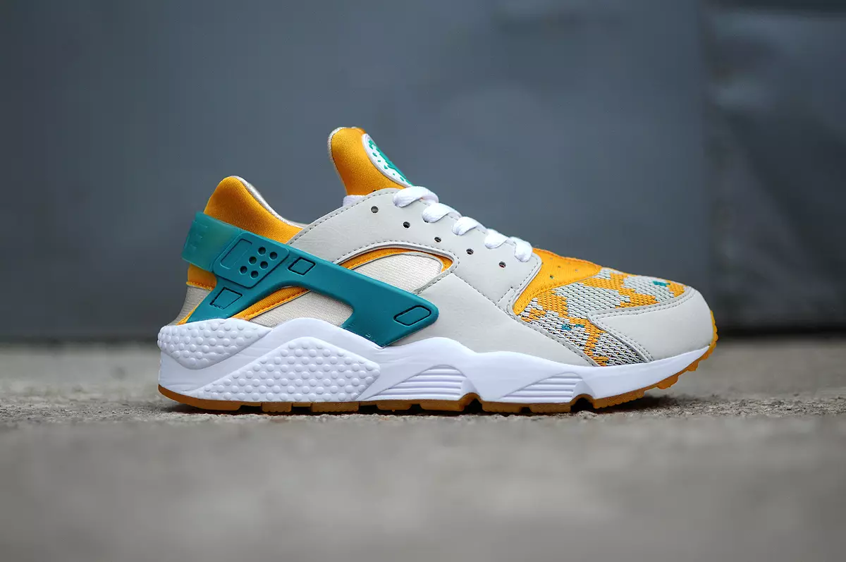 Nike Air Huarache Rith Cnámh Solais