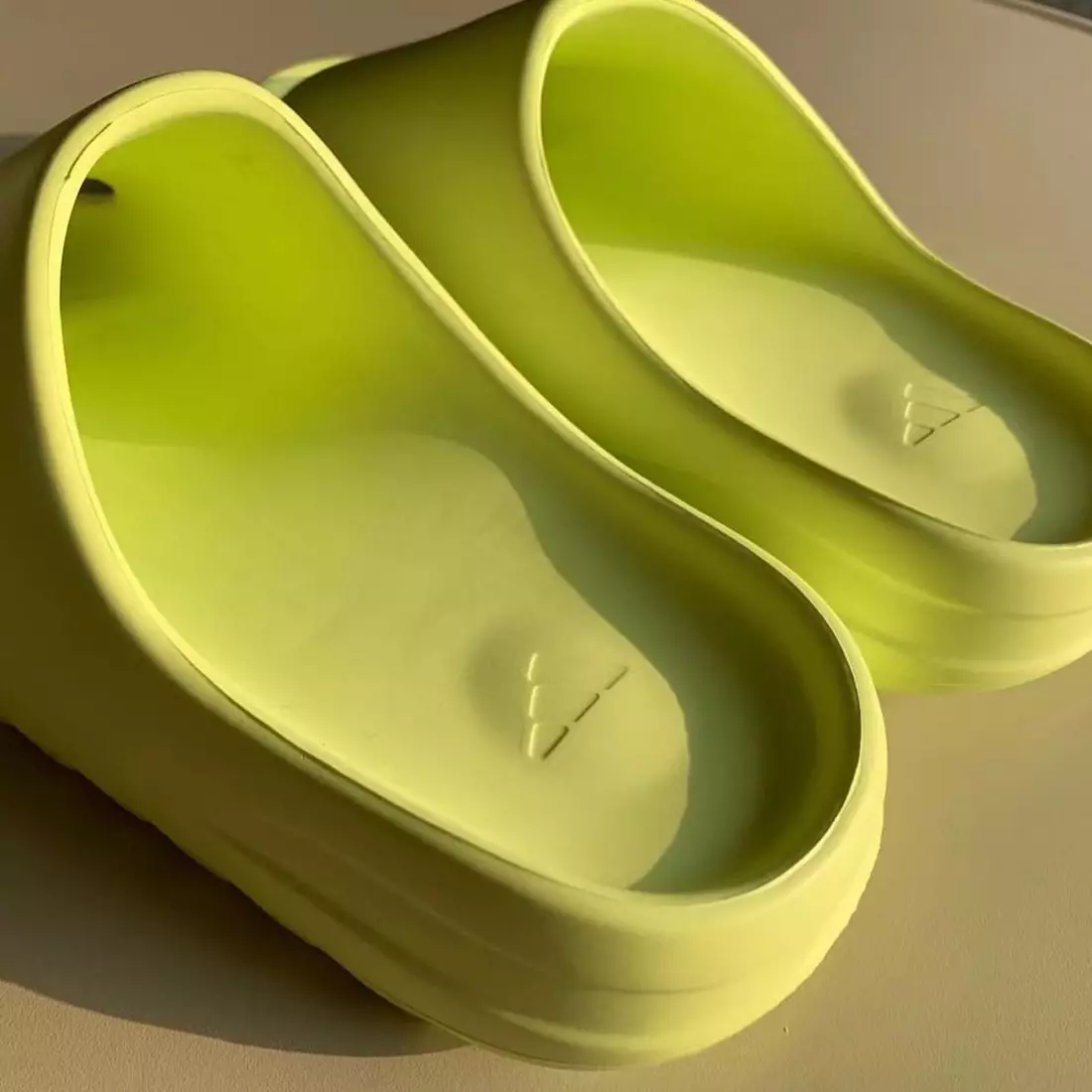 Yeezy Slide Glow Green Release Datum