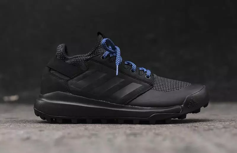 adidas Mountain Pitch en negro y azul