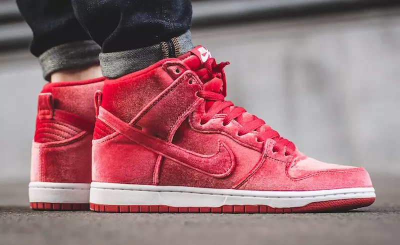 Velvet Ard Dearg Nike SB Dunk