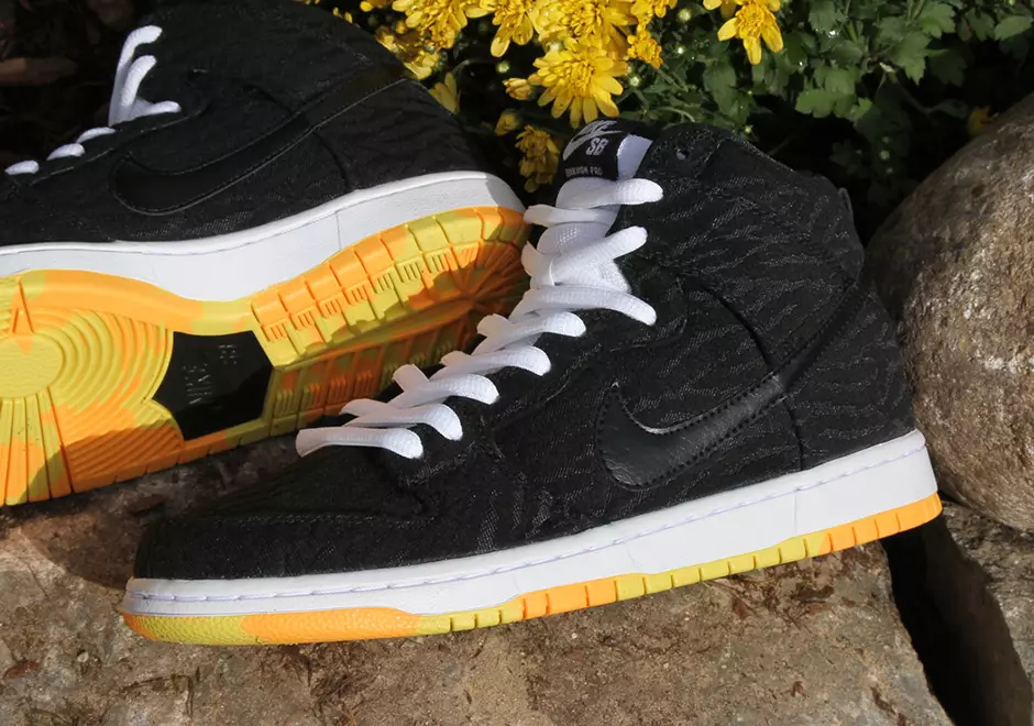 Nike SB Dunk High Skunk Preto Branco Amarelo 305050-034