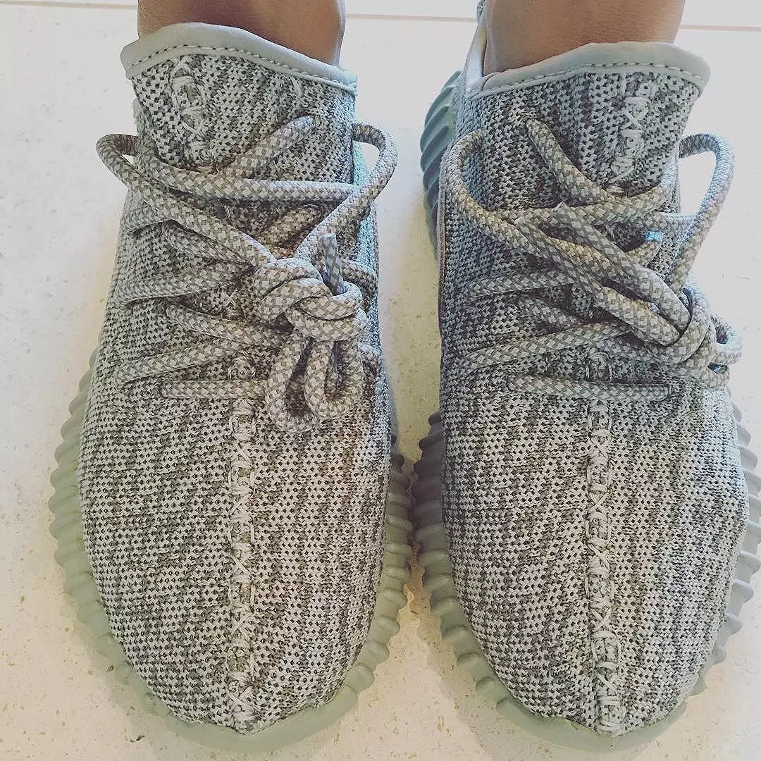 Adidas Yeezy 350 Treisiú na Gealaí