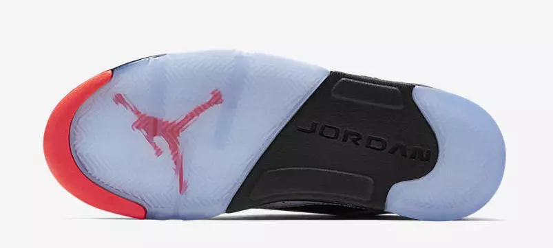 Air Jordan 5 Low Neymar — часть коллекции Jordan Brand x Neymar, которая имеет светоотражающий верх, акценты Infrared 23 и цифру 10 на каблуках.