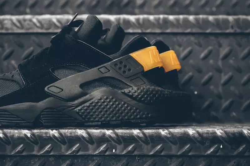 Nike Air Huarache màu đen kim loại vàng