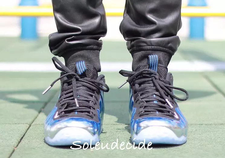 Cermin Biru Nike Air Foamposite One On Feet