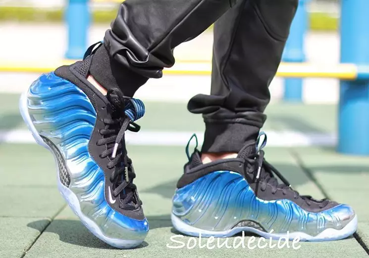 Mirall blau Nike Air Foamposite One als peus