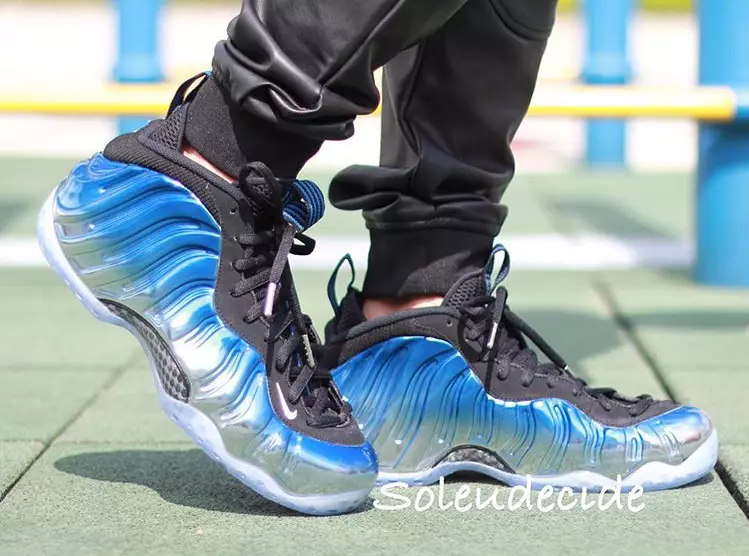 Cermin Biru Nike Air Foamposite One On Feet