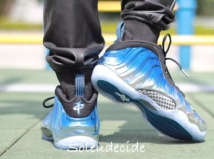 Azul Mirror Nike Air Foamposite Uno En Los Pies