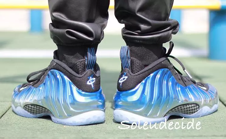 Mirall blau Nike Air Foamposite One als peus