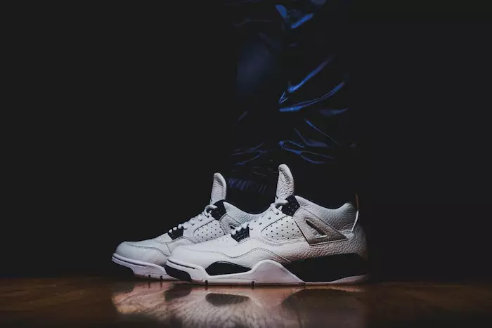 Fényképek lábon az Air Jordan 4 Retro LS-ről