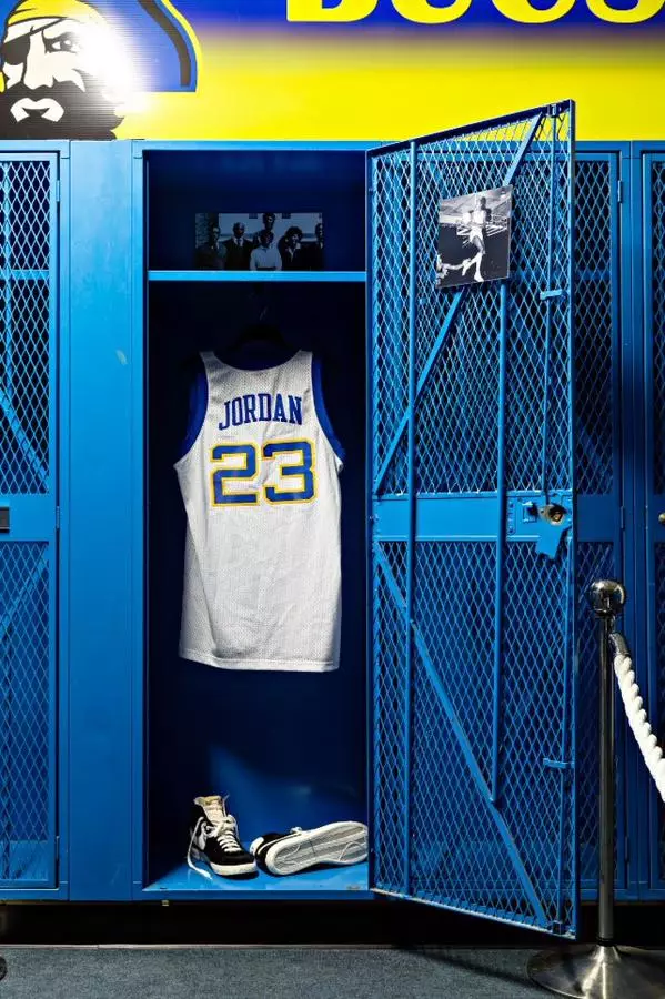 Gimnàs de l'escola secundària Michael Jordan Laney