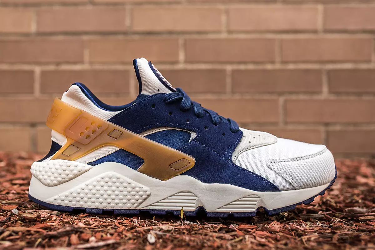 Nike Air Huarache Premium у колеры Midnight Navy і Ale Brown