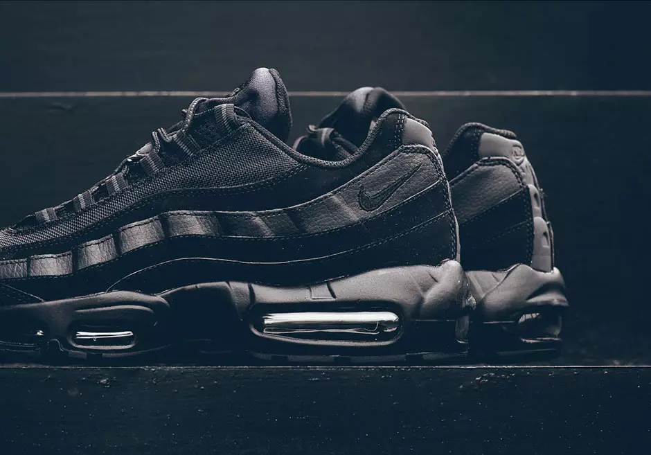 Nike Air Max 95 тройной черный