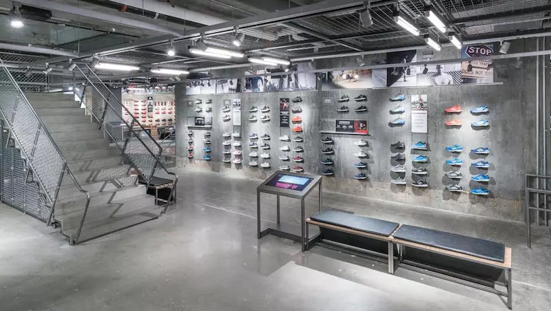 Binnen adidas NYC Flagship Store