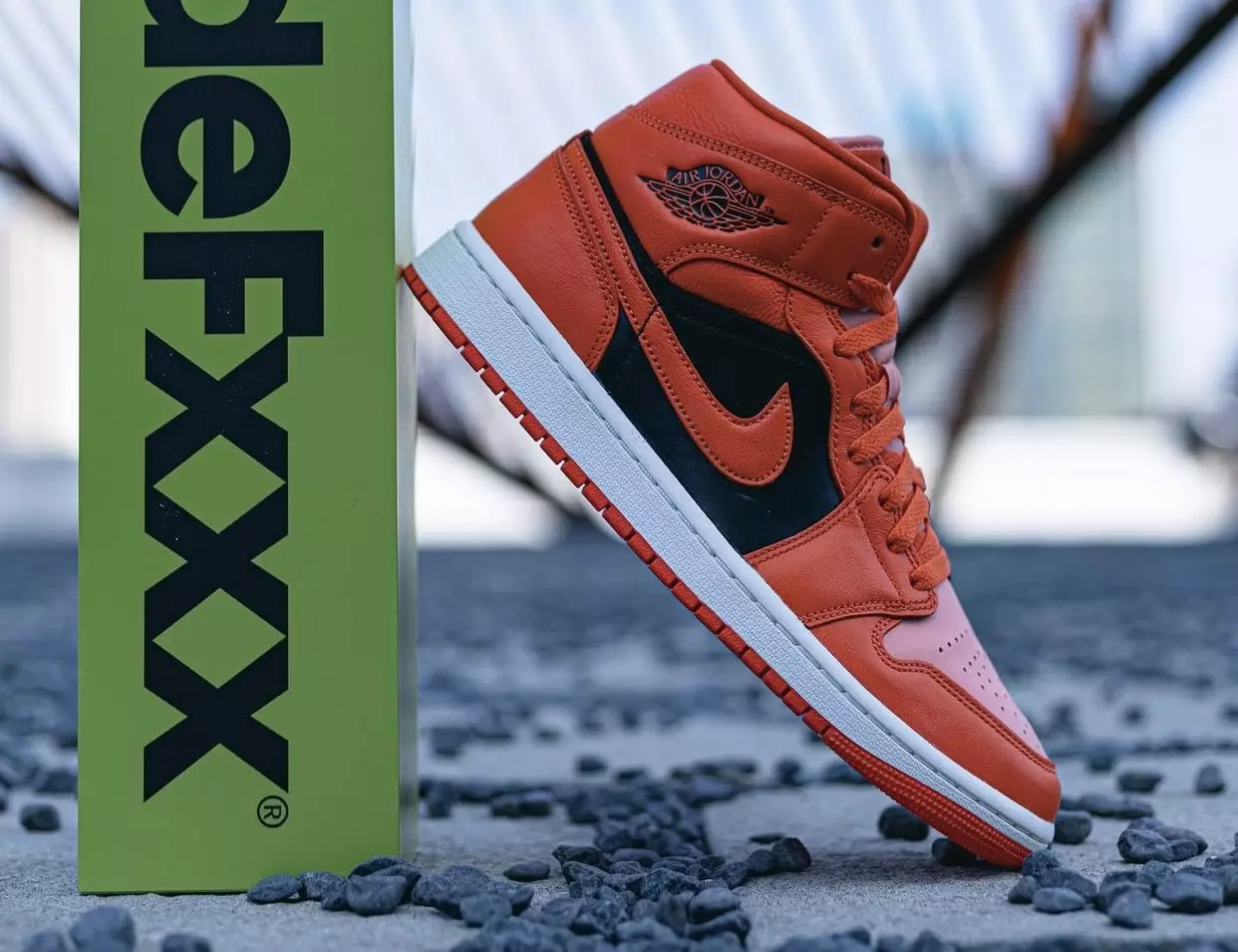 Air Jordan 1 Mid Orange Black DM3381-600 Дата випуску