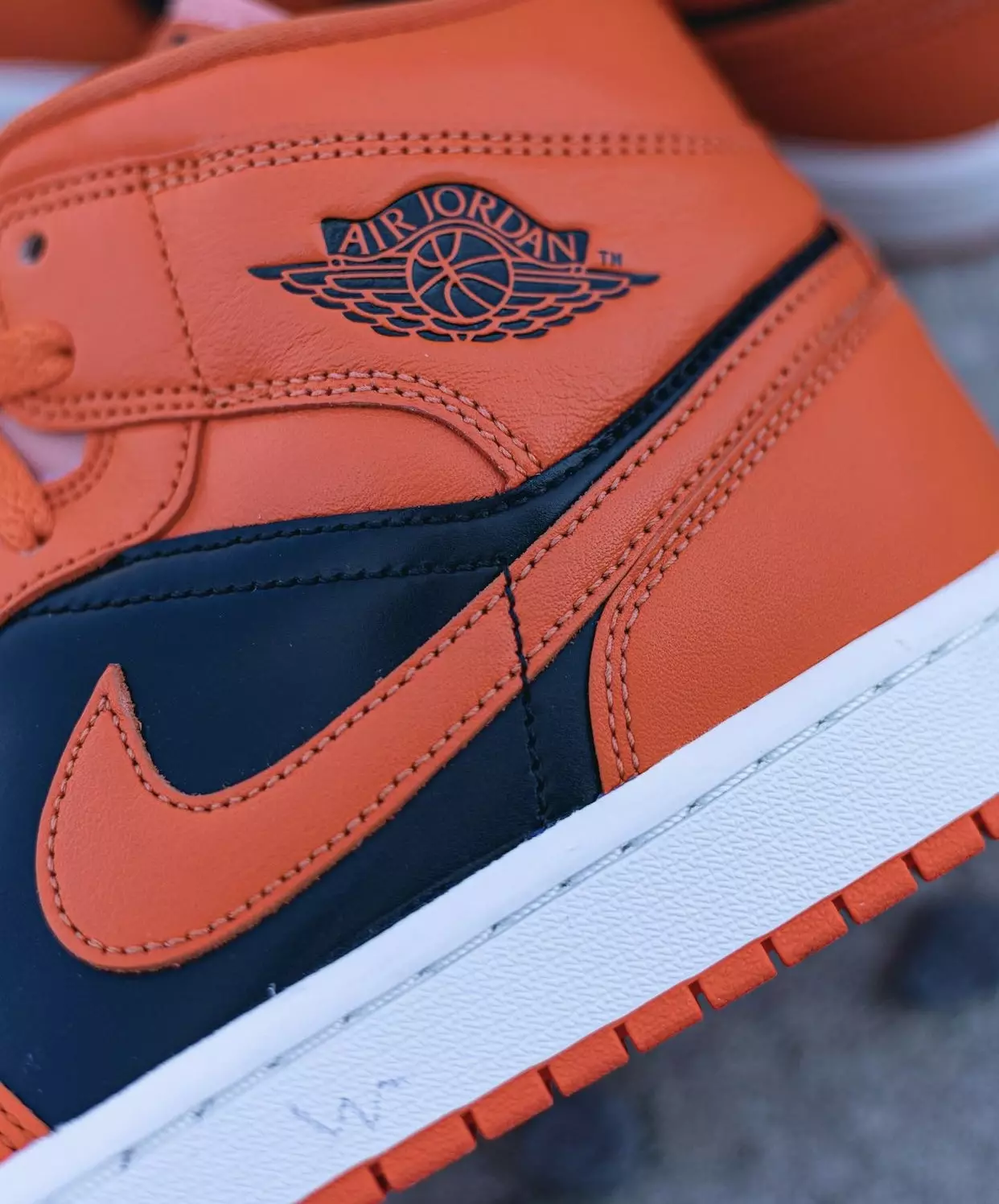 Air Jordan 1 Mid Orange Black DM3381-600 Шығарылған күні