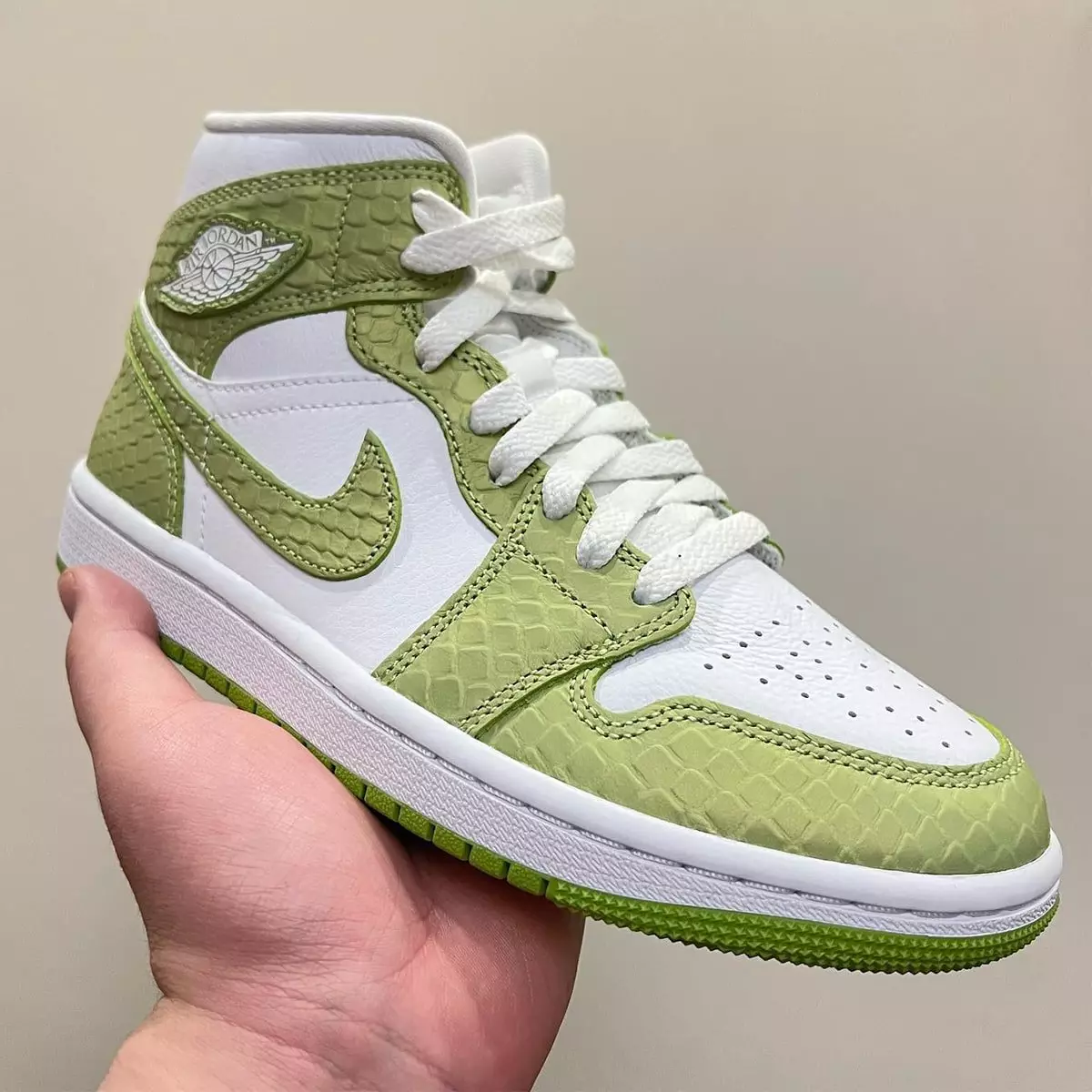 Air Jordan 1 Mëtt Green Python Snakeskin Release Datum Präis