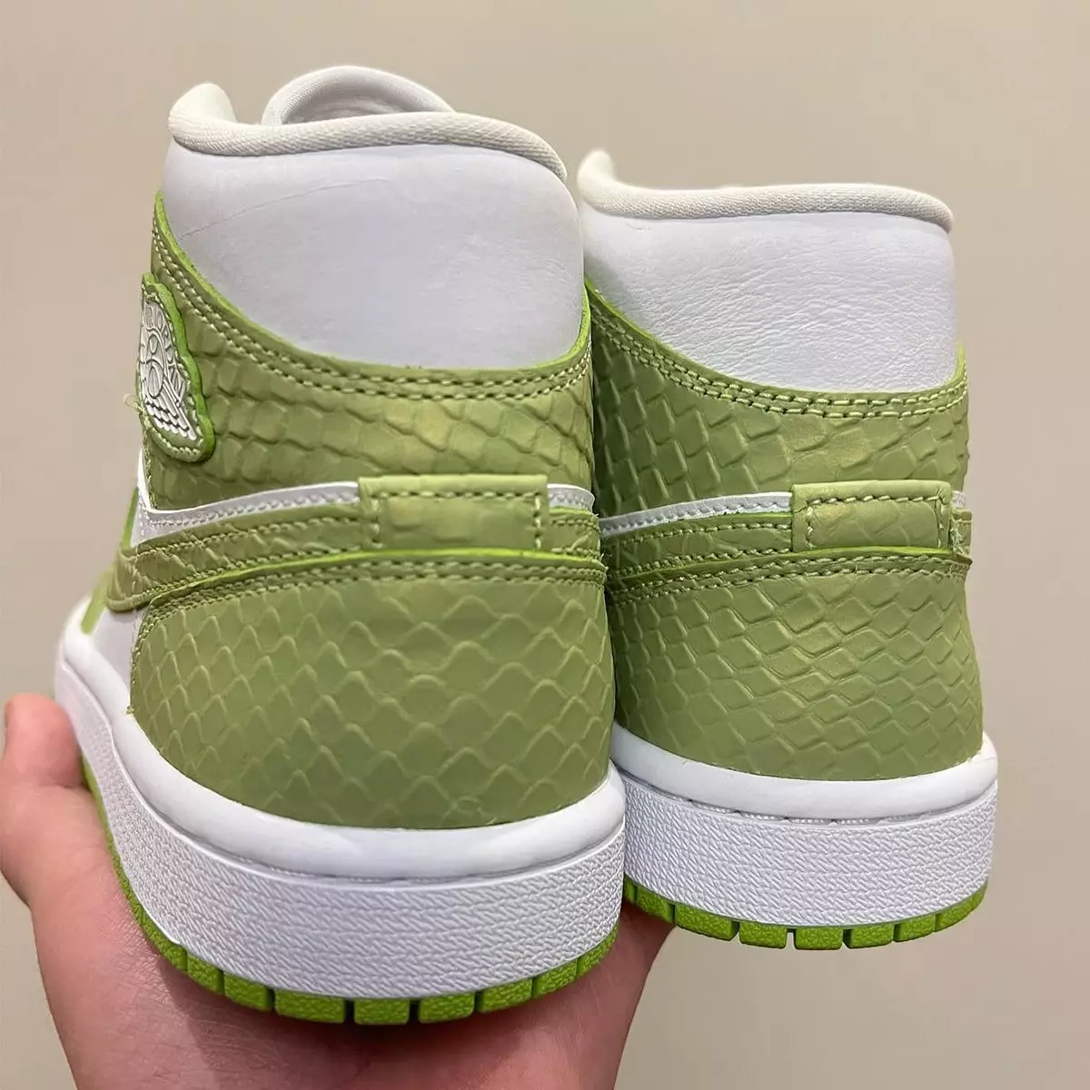 Air Jordan 1 Mid Green Python Snakeskin Дата выпуску Кошт