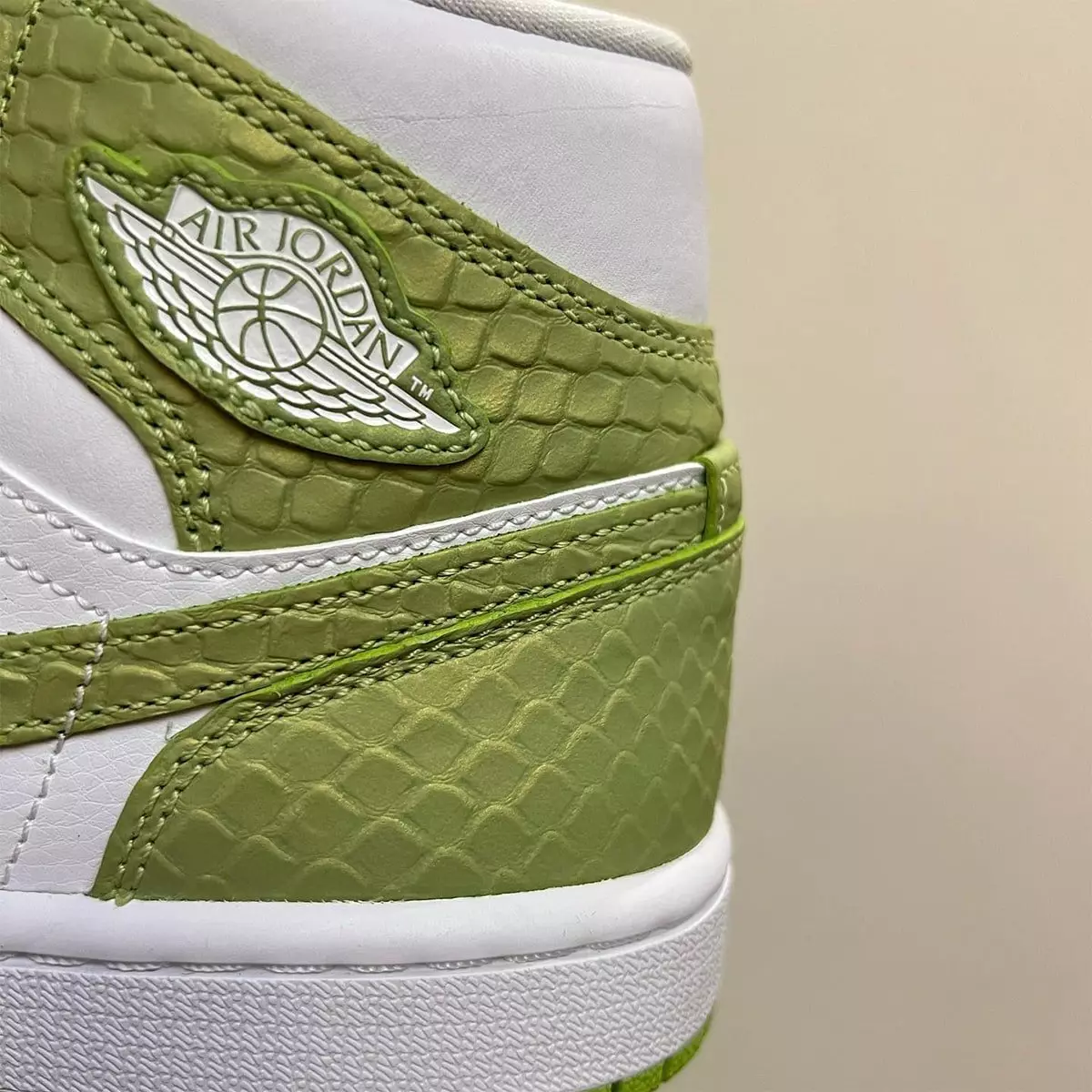 Air Jordan 1 Mid Green Python Snakeskin Tanggal Rilis Harga