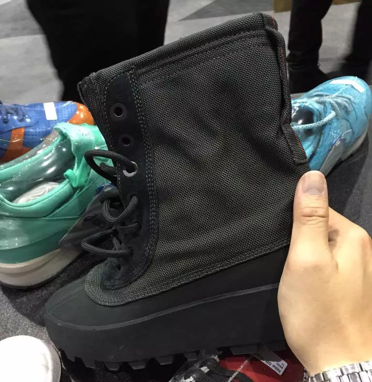 حذاء أديداس Yeezy 950 أسود