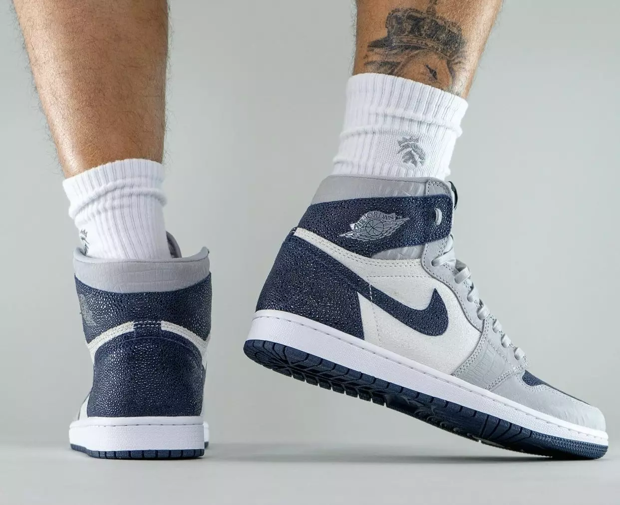 Air Jordan 1 Georgetown Hoyas PE på føttene