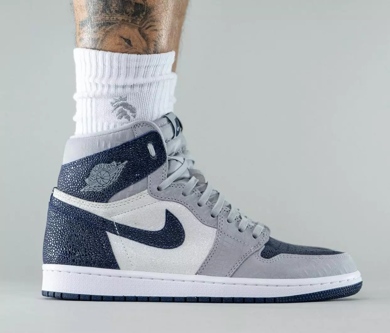 Air Jordan 1 Georgetown Hoyas PE på føttene