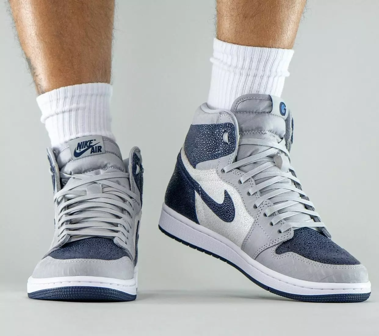 Air Jordan 1 Georgetown Hoyas PE på føttene