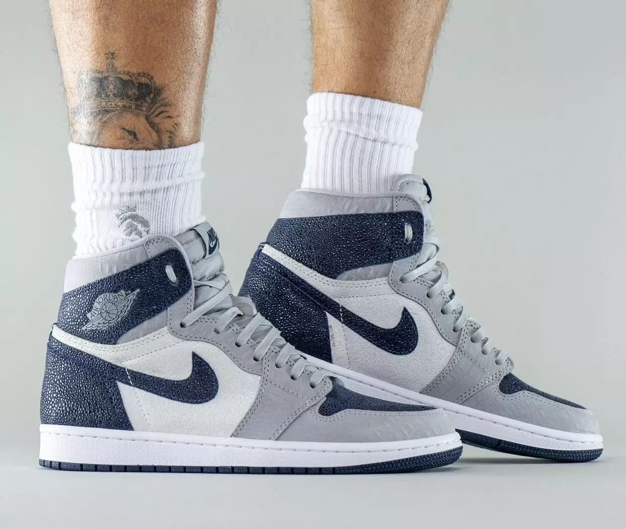 Air Jordan 1 Georgetown Hoyas PE na stopy