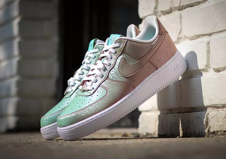 Išsaugotos piktogramos Nike Air Force 1 Žema Laisvės statula