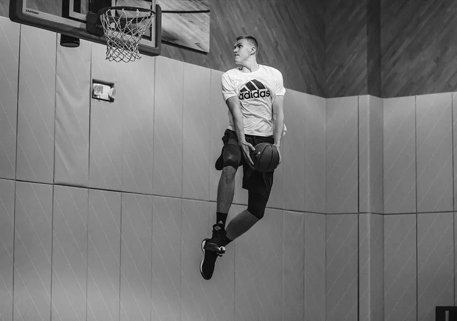 Kristaps Porzingis gengur til liðs við adidas körfubolta