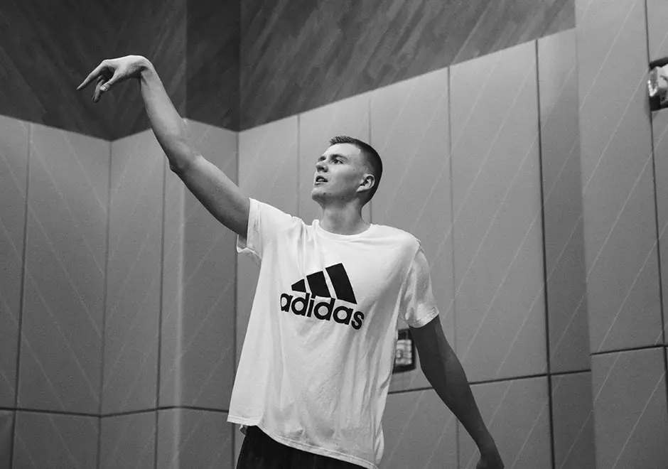 Kristaps Porzingis wechselt zu adidas Basketball