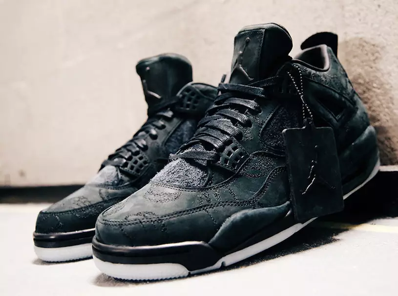 Detailléiert Bléck op de KAWS x Air Jordan 4 am Schwaarz 6219_1