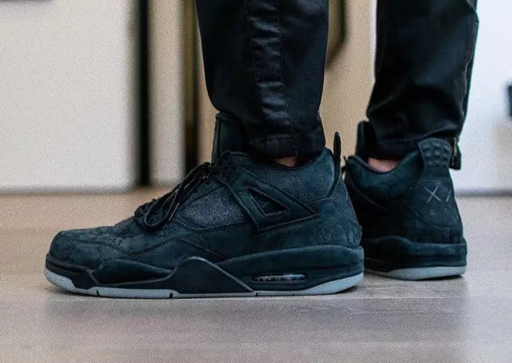 KAWS x Air Jordan 4 შავი კიბერ ორშაბათი