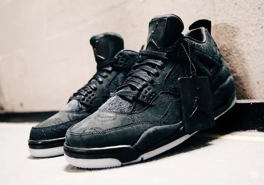 Air Jordan 4 KAWS შავი კიბერ ორშაბათი