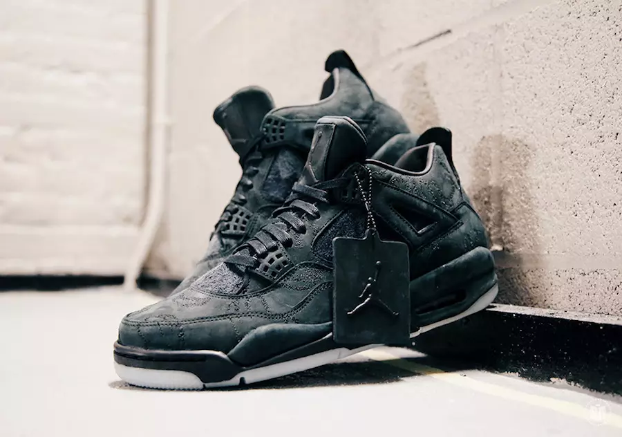 Air Jordan 4 KAWS Czarny Cyber Poniedziałek