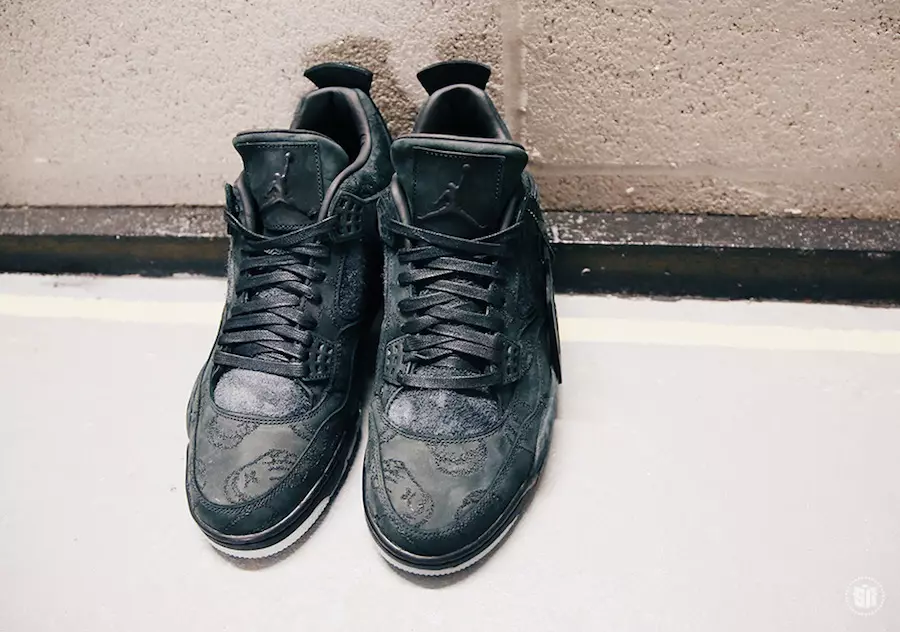 „Air Jordan 4 KAWS Black Cyber Monday“.