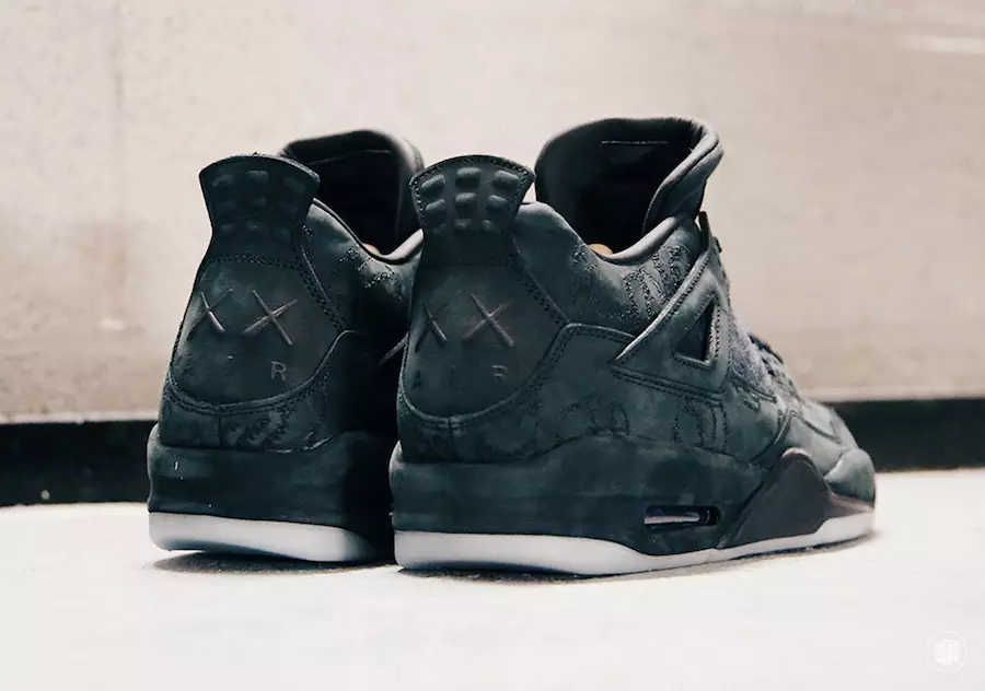 Air Jordan 4 KAWS შავი კიბერ ორშაბათი