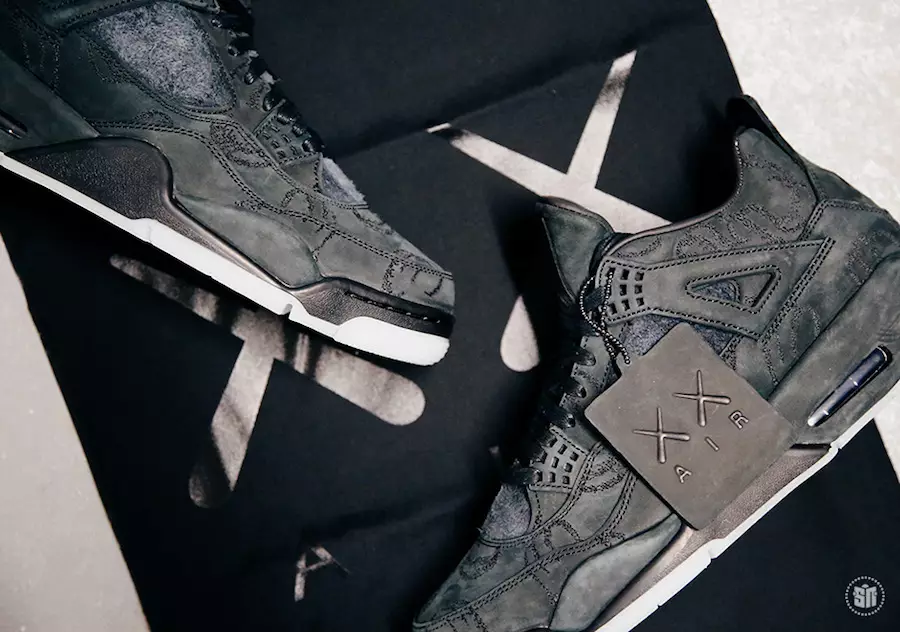 „Air Jordan 4 KAWS Black Cyber Monday“.