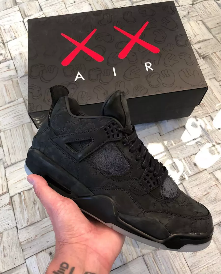 KAWS Jordan 4 שווארצע סייבער מאנטאג