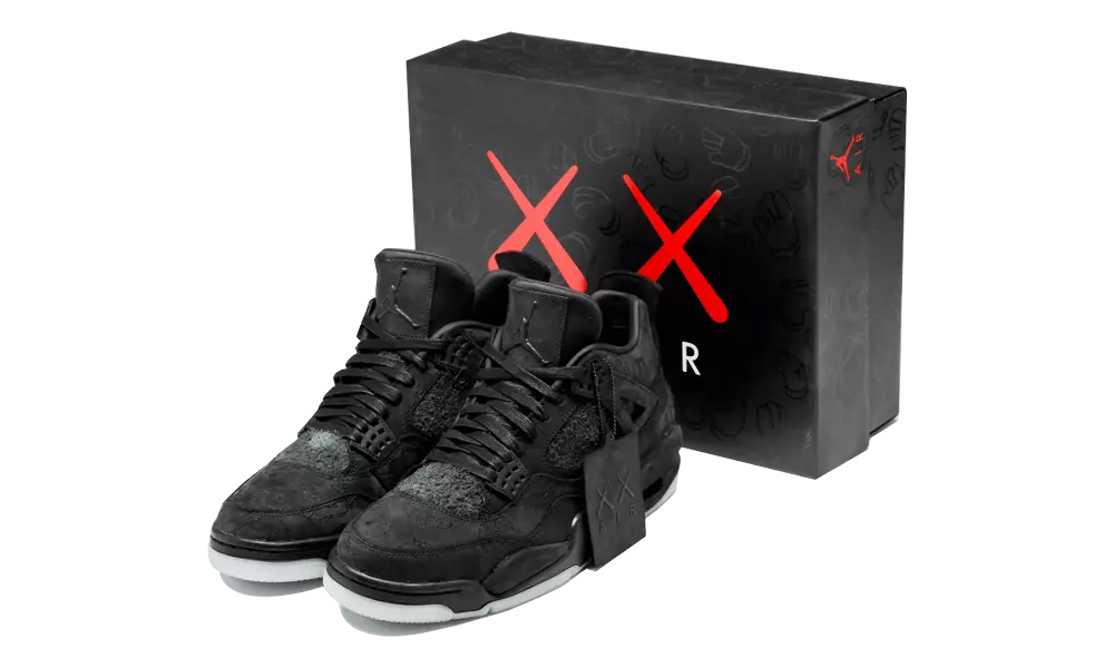 Sådan køber du den sorte KAWS Air Jordan 4 Cyber Monday